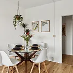 Staytime - Sky Nest Apartment